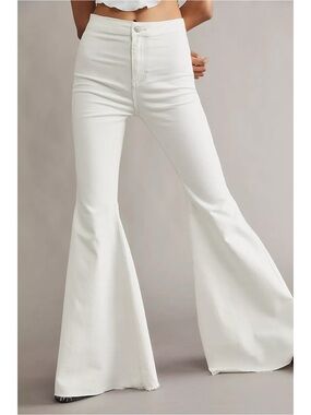We The Free Just Float On Flare Jeans in Winter White Size 25